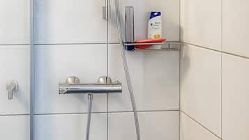 Haartrockner, Handtücher, Seife, Shampoo