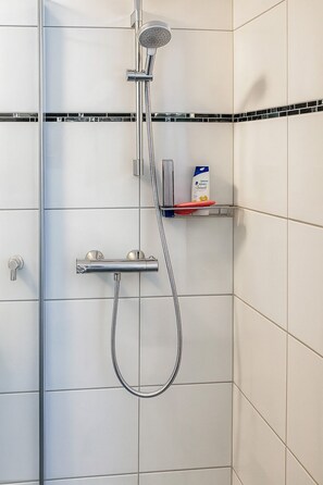 Haartrockner, Handtücher, Seife, Shampoo