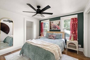 3 bedrooms, desk, WiFi, bed sheets