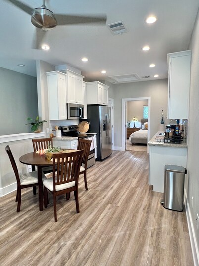 2/2 BR - @Kyle Field 7 minute walk w/Parking