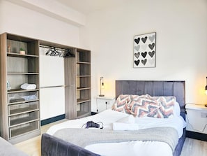 Tabla de planchar con plancha, wifi y ropa de cama