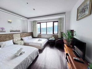 Luxe beddengoed, een bureau, een laptopwerkplek