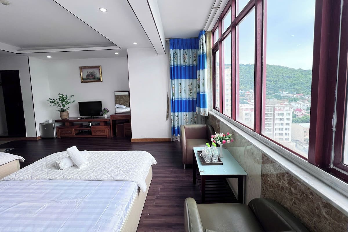 ห้องแฟมิลี่สำหรับสี่ท่าน, ระเบียง, วิวภูเขา | ห้องน้ำ | ฝักบัว, ฝักบัวนวดด้วยพลังน้ำ, ของใช้ในห้องน้ำระดับพรีเมียม, ไดร์เป่าผม