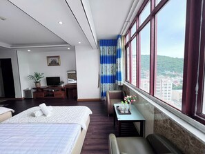 Familie vierpersoonskamer, balkon, uitzicht op bergen | Badkamer | Een douche, een hydromassagedouche, designer toiletartikelen