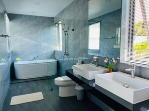 Villa, Patio | Bilik Mandi