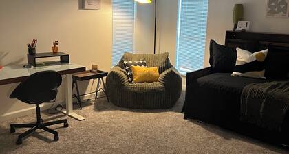 Cozy, Close-to-Everything Cottage: Long-Stay & Laptop Ready