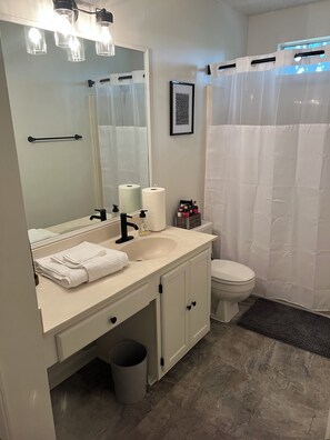 Handtücher, Seife, Toilettenpapier