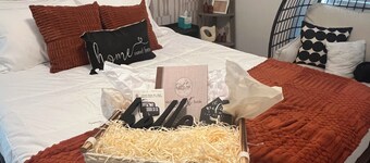 Cozy, Close-to-Everything Cottage: Long-Stay & Laptop Ready