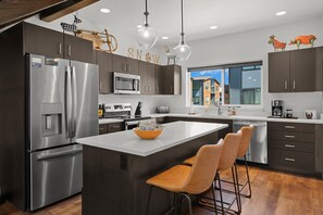 Refrigerador, microondas, horno, placa de cocina