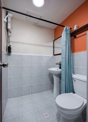 Ducha, secador de pelo, bidet, toallas