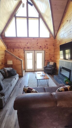 TV connectée, cheminée, jeux vidéo, baby-foot