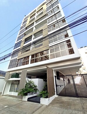 Exterior - Luxury 1 BDR, Rooftop POOL, Gym, in Downtown D2 (Santo Domingo)