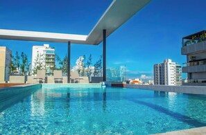 Outdoor pool - Luxury 1 BDR, Rooftop POOL, Gym, in Downtown D2 (Santo Domingo)