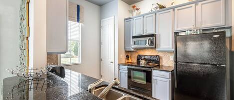 Een koelkast, een microgolfoven, een oven, een kookplaat