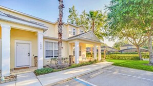 A residential house with a front porch, a mailbox, and a well-maintained lawn. - Charming 3-bedroom townhome near to attractions (Clermont)