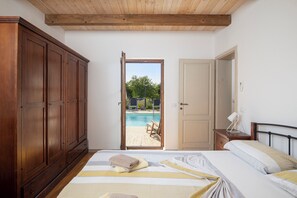 4 bedrooms, iron/ironing board, Internet, bed sheets