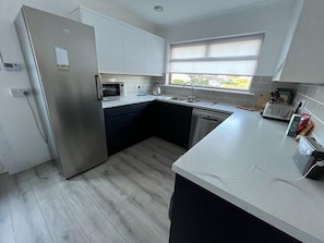 Refrigerador, microondas, horno, placa de cocina