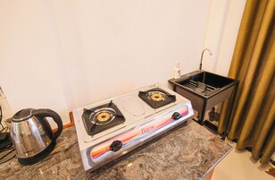 Frigorífico, microondas, placa de cocina y utensilios de cocina