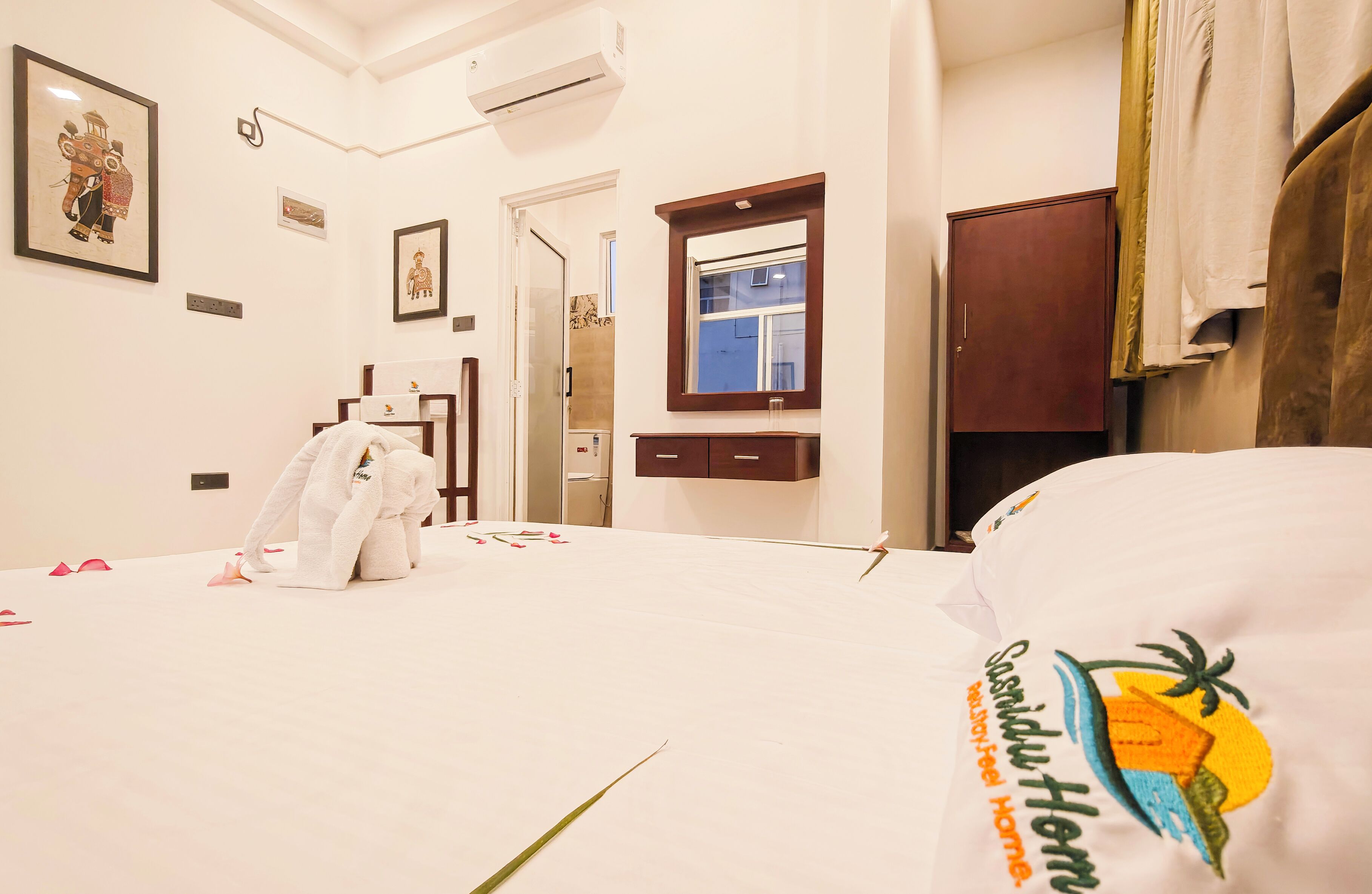 Deluxe Triple Room | Desk, laptop workspace, free WiFi