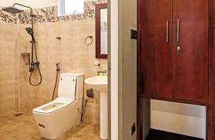 Deluxe Triple Room | Bathroom | Shower, hair dryer, slippers, towels