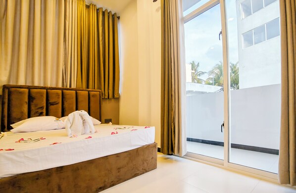 Escritorio, espacio para trabajar con laptop y wifi gratis 