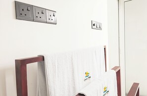 Bureau, espace de travail pour ordinateur portable, Wi-Fi gratuit