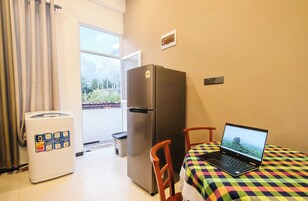 Refrigerador, microondas, placa de cocina, utensilios de cocina