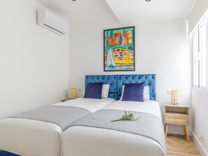 4 bedrooms, iron/ironing board, internet, bed sheets