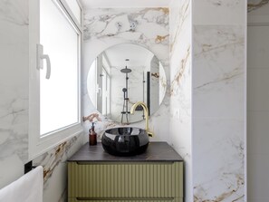 Dusche, Haartrockner, Handtücher