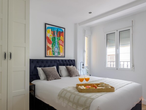 4 bedrooms, iron/ironing board, internet, bed sheets