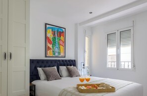 4 bedrooms, iron/ironing board, internet, bed sheets