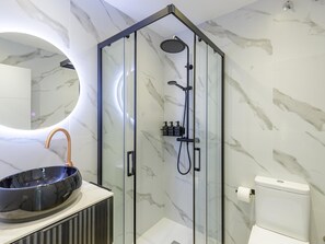 Douche, séchoir à cheveux, serviettes fournies