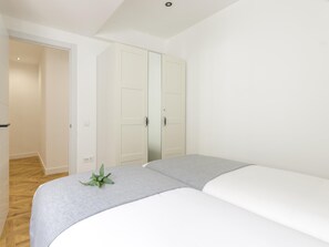 4 bedrooms, iron/ironing board, Internet, bed sheets