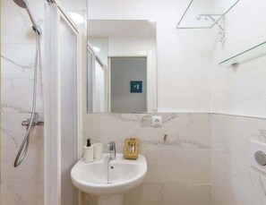 Douche, sèche-cheveux, serviettes fournies
