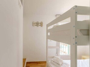 3 bedrooms, iron/ironing board, Internet, bed sheets