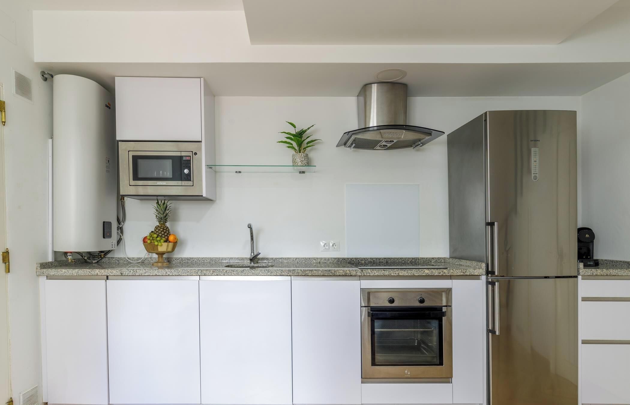 Cafetera y tetera, refrigerador, microondas y horno 