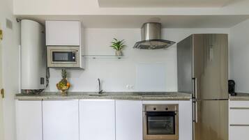 Cafetera y tetera, refrigerador, microondas y horno