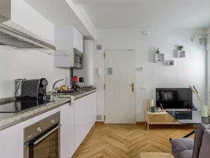 Fridge, microwave, oven, coffee/tea maker