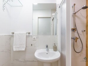 Dusche, Haartrockner, Handtücher