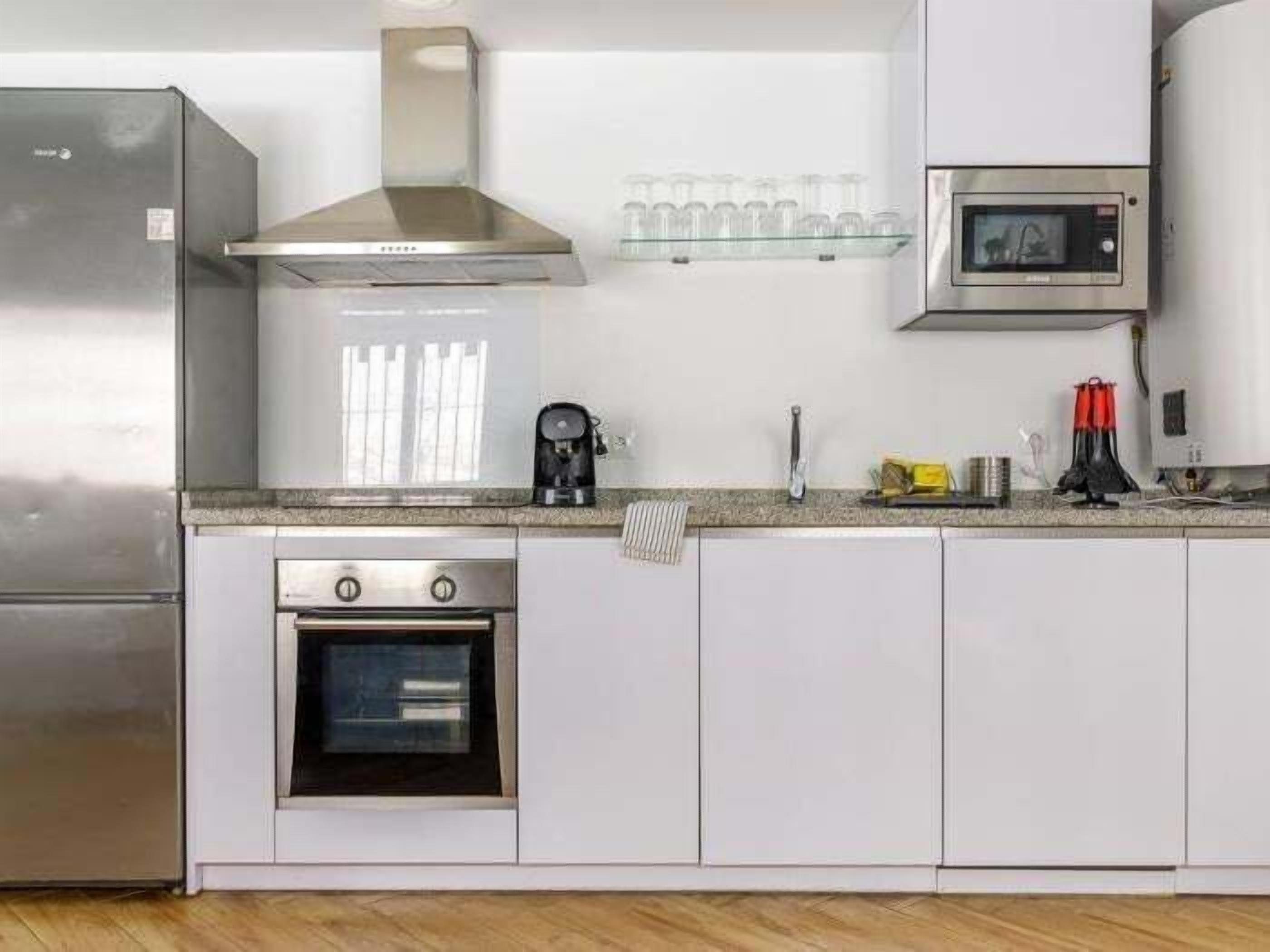 Refrigerador, microondas, horno y cafetera y tetera 