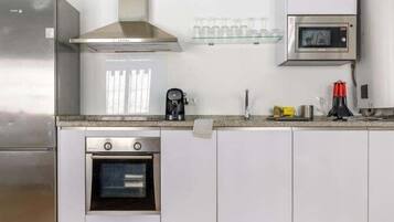 Frigorífico, microondas, horno y cafetera o tetera