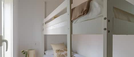 3 bedrooms, iron/ironing board, Internet, bed sheets