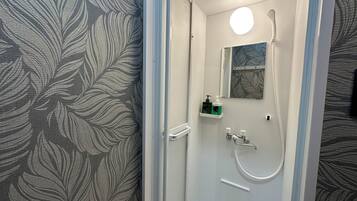 Een douche, een haardroger, een bidet, handdoeken