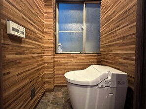 Douche, sèche-cheveux, bidet, serviettes fournies