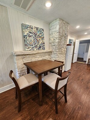 Dining - Cave Springs Cottage (Lowell)