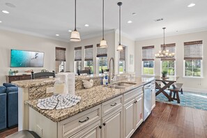 Réfrigérateur, four à micro-ondes, un four, lave-vaisselle