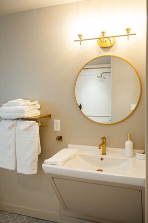 Hair dryer, towels - Gloria Inn 2 -5 minutes from Baylor and 2 Blocks to Magnolia (Waco)
