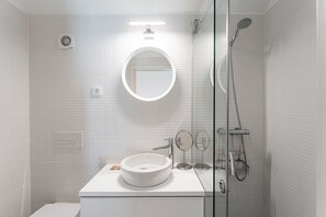 Douche, sèche-cheveux, serviettes fournies