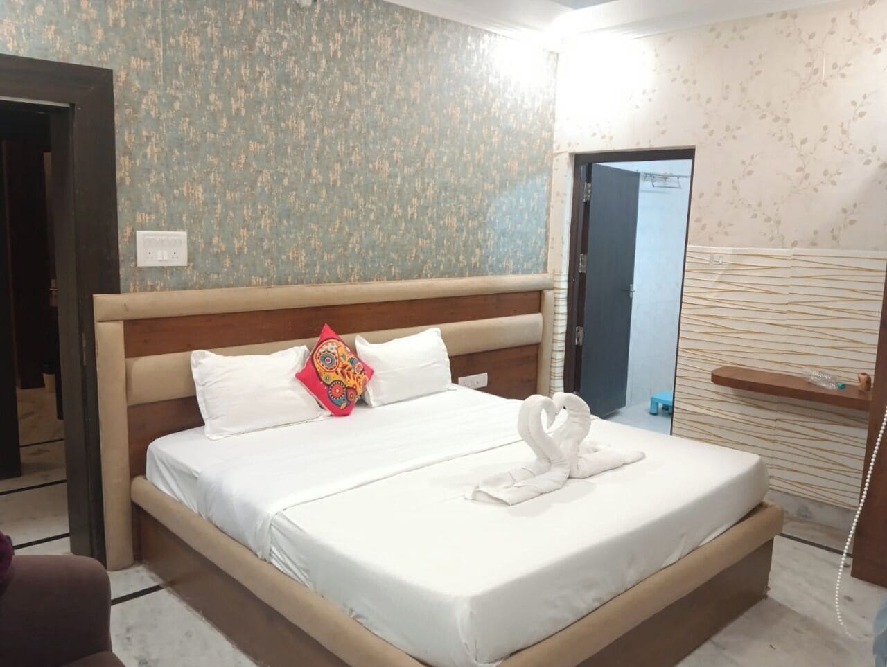 Bureau, espace de travail pour ordinateur portable, Wi-Fi gratuit