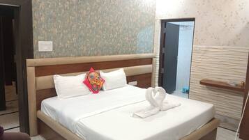 Desk, laptop workspace, free WiFi